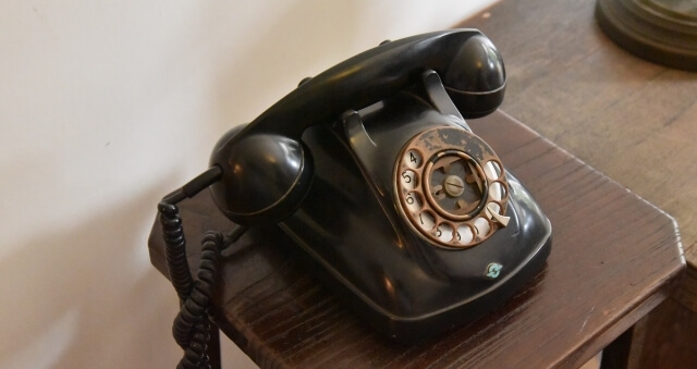 昔のダイヤル式電話機